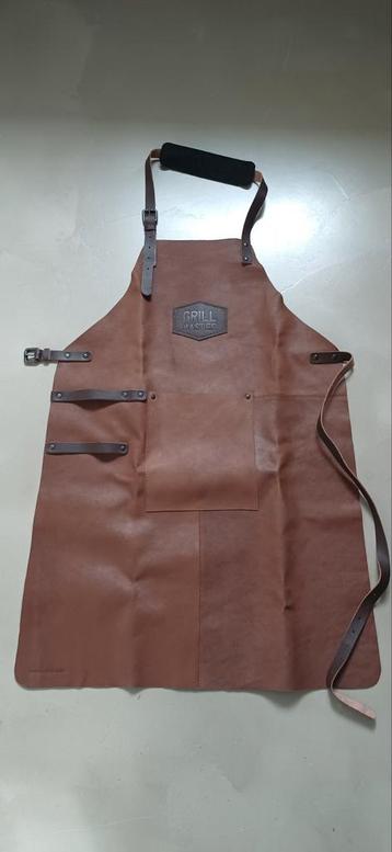 Hide & Stitches Leren Barbecueschort beschikbaar voor biedingen
