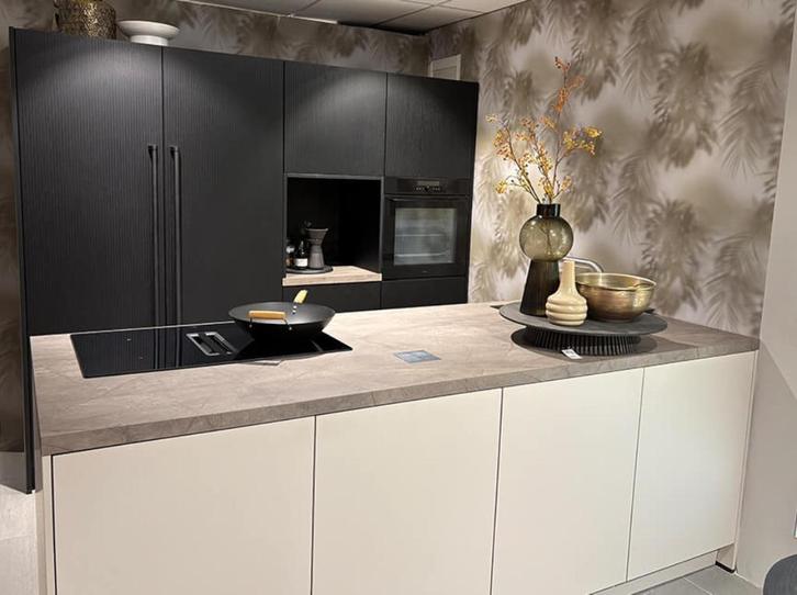 Showroomkeuken Richárd Superkeukens, Huis en Inrichting, Keuken | Complete keukens, Zo goed als nieuw, Overige typen, Zwart, Kunststof