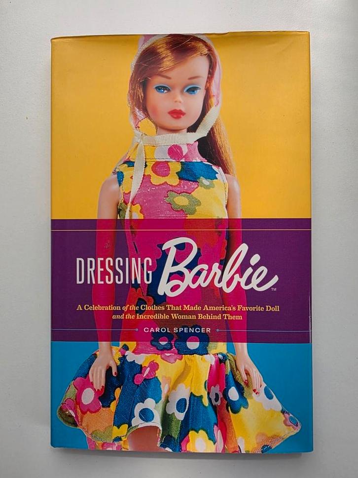 Dressing Barbie Carol Spencer hardcover boek, Verzamelen, Poppen, Zo goed als nieuw, Ophalen of Verzenden