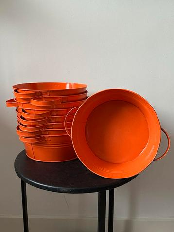 Oranje Schalen / Bakken beschikbaar voor biedingen