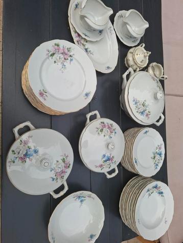 Vintage Porseleinen Servies met Bloemmotief beschikbaar voor biedingen