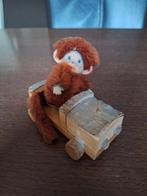 Mini monchichi in houten wagentje. Vintage, Verzamelen, Beren en Cherished Teddies, Ophalen of Verzenden