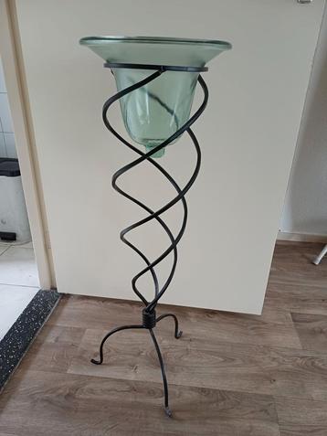 Mooie standaard met glazen stolp, 92 cm hoog beschikbaar voor biedingen
