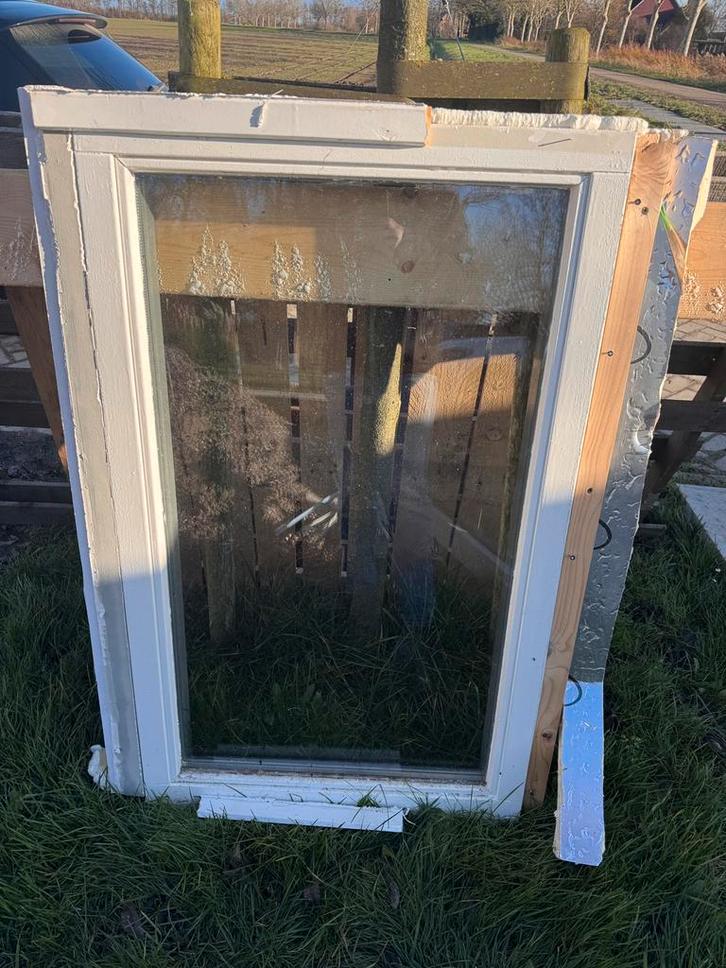Vast raamkozijn, Doe-het-zelf en Verbouw, Kozijnen en Schuifpuien, Zo goed als nieuw, Raamkozijn, Hout, 75 tot 150 cm, Ophalen