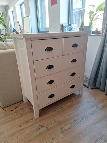 Kleine houten ladekast beschikbaar voor biedingen
