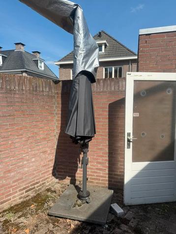 Patasol met hardstenen voet beschikbaar voor biedingen