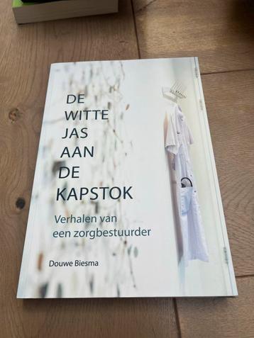 De Witte Jas aan de Kapstok - Douwe Biesma beschikbaar voor biedingen