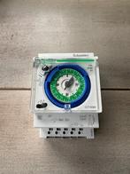 Analoge schakelklok DIN-rail (Schneider), Ophalen of Verzenden, Zo goed als nieuw, Schakelaar