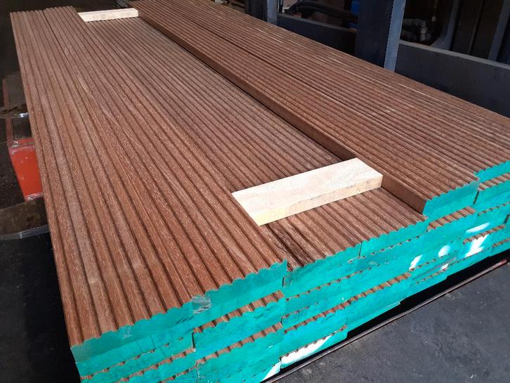 Azobe vlonderplanken 32x140x2050mm - partij 54 stuks 16.05m2, Tuin en Terras, Palen, Balken en Planken, Planken, 180 tot 250 cm