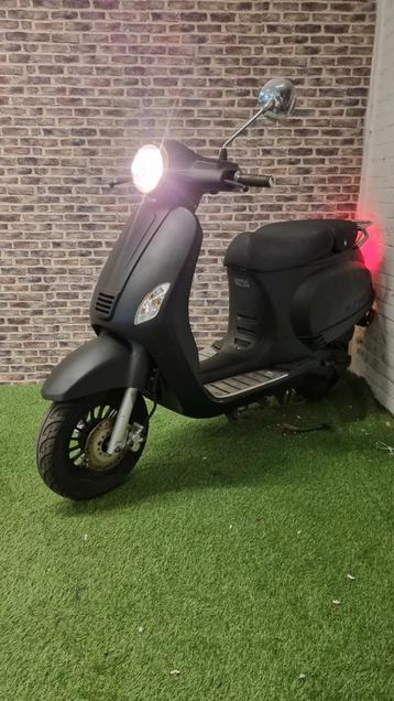 Zeer nette Senzo Riva Lux brommer 2015! beschikbaar voor biedingen