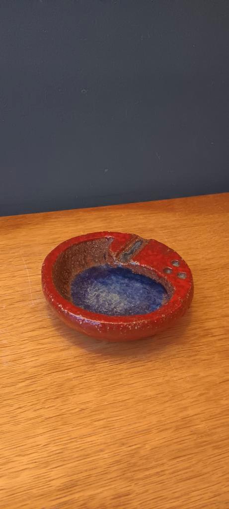 Abstract gevormde asbak, blauw geglazuurd en signatuur GOZI?, Antiek en Kunst, Antiek | Keramiek en Aardewerk, Ophalen of Verzenden