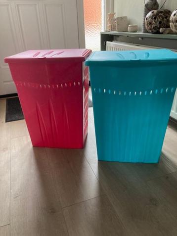 2 Wasmanden Wasmand  40 liter rose en blauw kunststof beschikbaar voor biedingen