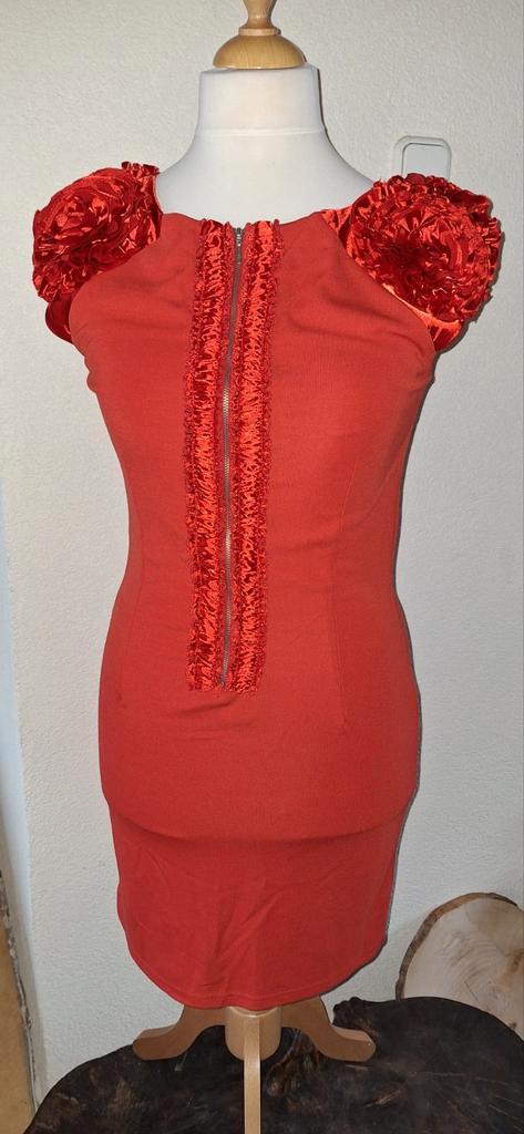 rood cocktailjurkje van VILA, ruffled satijnen rozen, mt L, Kleding | Dames, Gelegenheidskleding, Zo goed als nieuw, Cocktailjurk