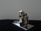 Zilveren miniatuur vrouw aan waterpomp, Antiek en Kunst, Ophalen of Verzenden, Zilver
