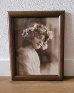 Vintage fotolijst met romantische afbeelding van meisje, Antiek en Kunst, Ophalen of Verzenden