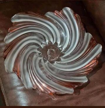 Glazen Schaal met Uniek Design beschikbaar voor biedingen