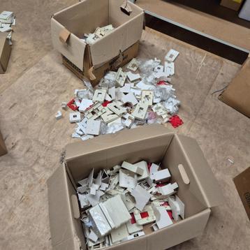 PARTIJ K25 HULPSTUKKEN HOEKEN / MONTAGEPLAAT ETC  beschikbaar voor biedingen