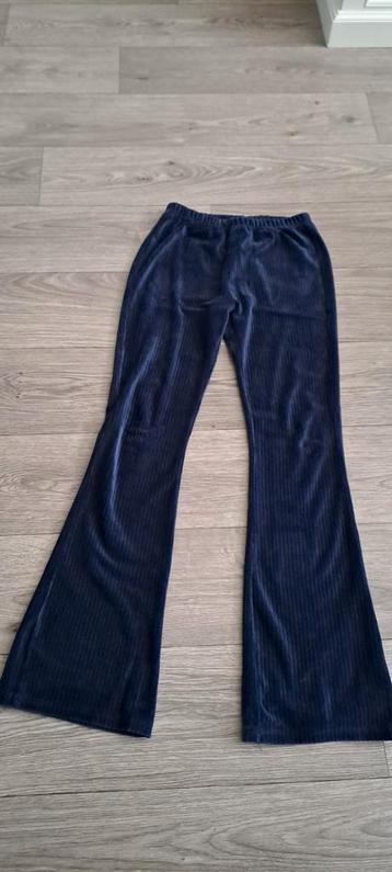 	
Blauwe rib vlours rib broek maat 146/152 beschikbaar voor biedingen