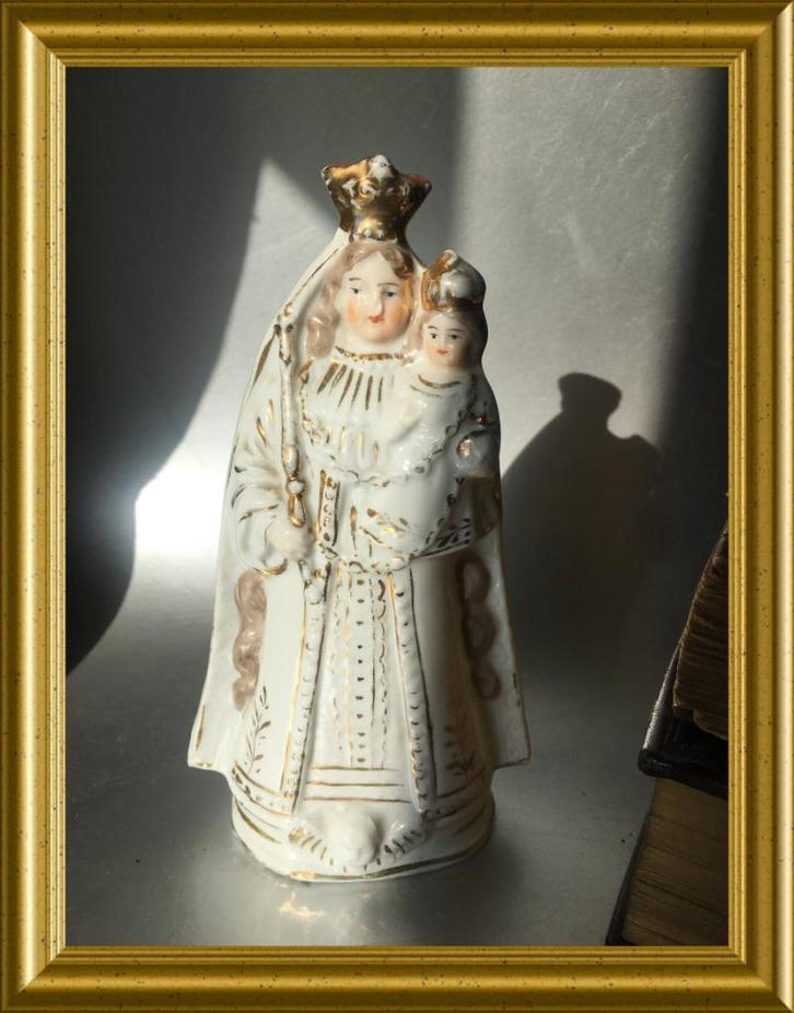 Antiek porseleinen Maria met kind beeldje: Montaigu, Antiek en Kunst, Antiek | Religie, Ophalen of Verzenden