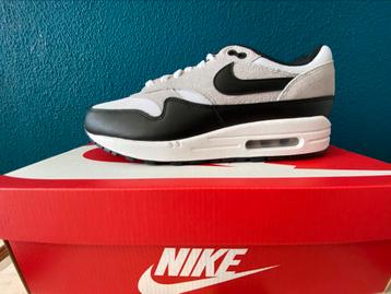 Nike Air Max 1 Essential White Black Pure Platinum. beschikbaar voor biedingen