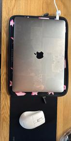 MacBook 2018 met accessoires, Computers en Software, Apple Macbooks, 13 inch, Zo goed als nieuw, Onbekend, Onbekend