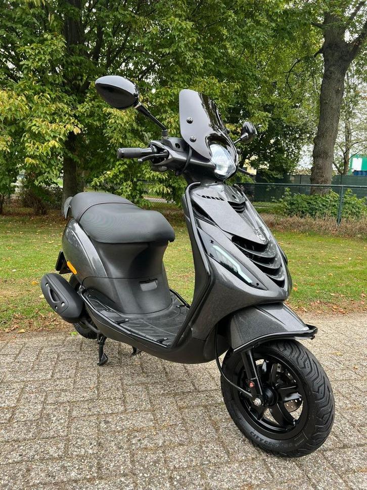 Piaggio Zip 2021 E4 Psychedelic full option brom snor, Fietsen en Brommers, Scooters | Piaggio, Zo goed als nieuw, Zip, Maximaal 45 km/u