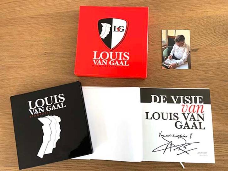 Gesigneerde Biografie & Visie van Louis van Gaal +bewijsfoto, Verzamelen, Sportartikelen en Voetbal, Zo goed als nieuw, Boek of Tijdschrift