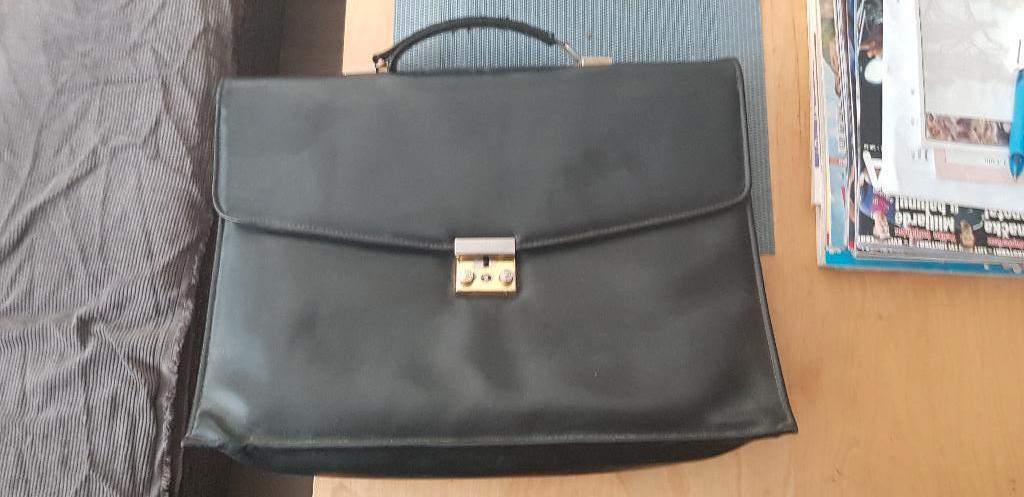 Aktetassen en pilotenkoffers, Slot, Ophalen of Verzenden, Zo goed als nieuw, Minder dan 35 cm