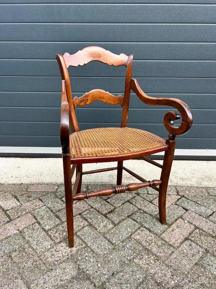 19e‑eeuwse Louis‑XV stijl armstoel met canezitting 1840–1870, Antiek en Kunst, Antiek | Meubels | Stoelen en Banken, Ophalen