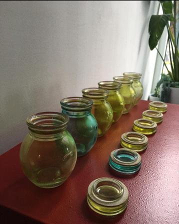 Vintage glazen vazen groen en blauw met dekseltjes beschikbaar voor biedingen