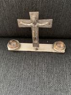 Kruisbeeld met 2 Kaarenstandaards. Zilverkleurig., Antiek en Kunst, Ophalen of Verzenden