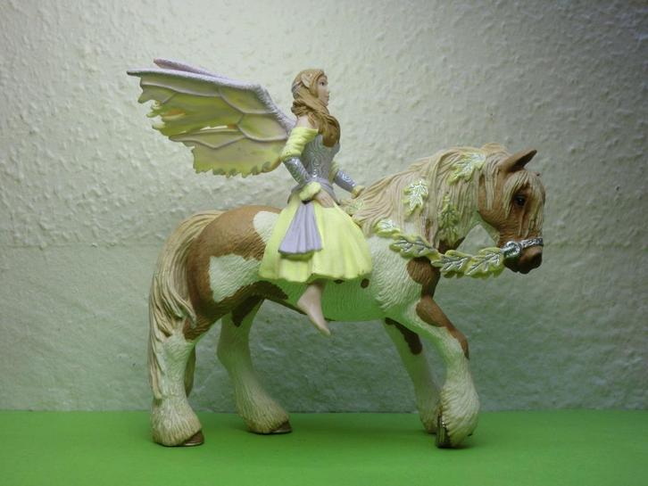 Schleich 70402 Fee Sera te paard, Verzamelen, Poppetjes en Figuurtjes, Gebruikt, Verzenden