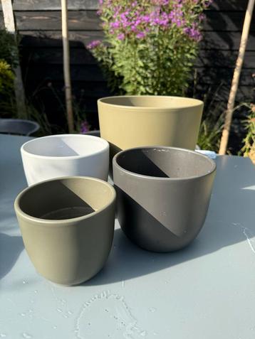 Set van 4 plantenpotten groen en grijs beschikbaar voor biedingen
