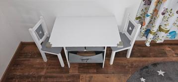 Houten tafel met 2 stoelen  beschikbaar voor biedingen