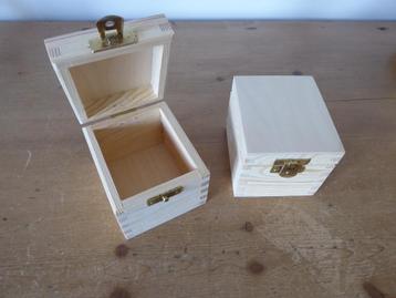 Theekistje, hout, afm. ca 10 cm beschikbaar voor biedingen