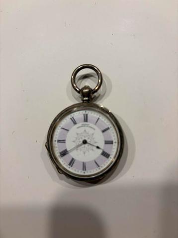 Zwitsers zilveren zakhorloge beschikbaar voor biedingen