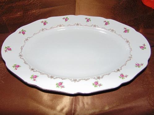 Serveerschaal met roosjes Czechoslovakia, Huis en Inrichting, Keuken | Servies, Gebruikt, Schaal of Schalen, Overige stijlen, Aardewerk
