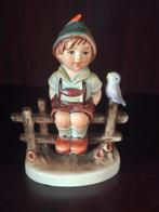 Goebel beeldje: Jongen op hek met vogeltje, Antiek en Kunst, Ophalen of Verzenden