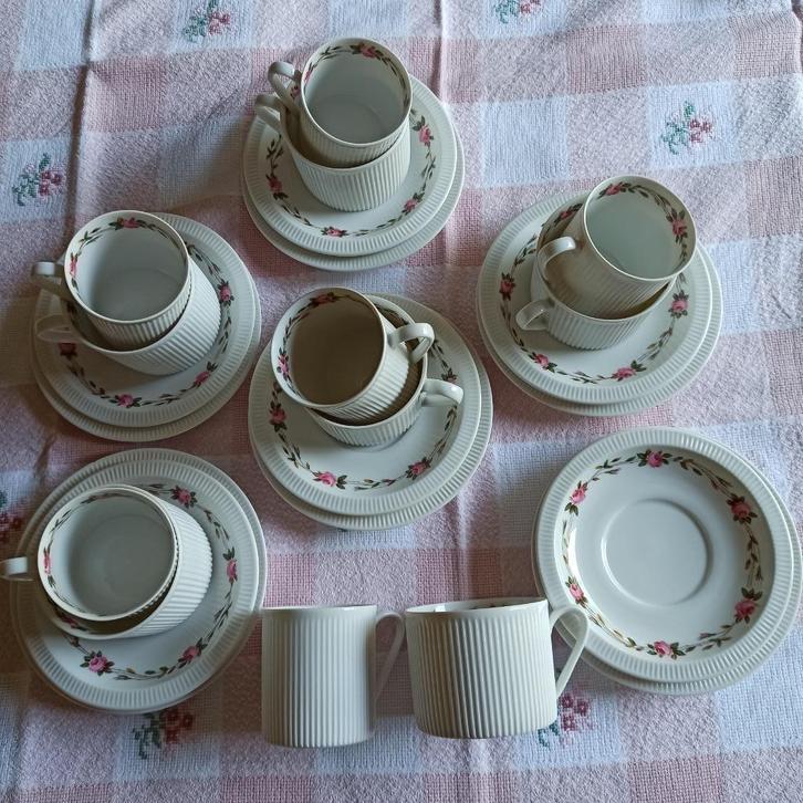 Vintage servies Arzberg Germany roosjes, Huis en Inrichting, Keuken | Servies, Gebruikt, Overige typen, Overige stijlen, Porselein
