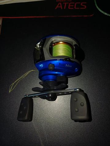 Baitcaster met reel en kunstaas beschikbaar voor biedingen