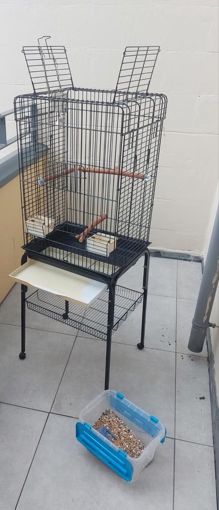 Te koop grote  papegaaien- vogel kooi op standaa, Dieren en Toebehoren, Vogels | Hokken en Kooien, Zo goed als nieuw, Vogelkooi