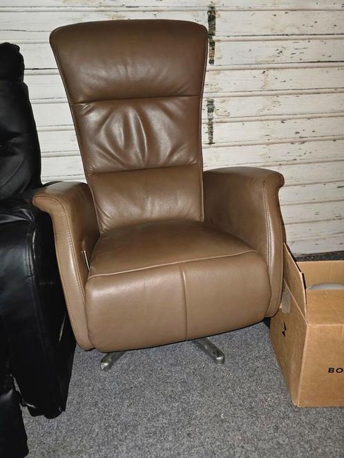 Moderne draaistoel / relaxstoel – bruin lederlook, Huis en Inrichting, Fauteuils, Zo goed als nieuw, Ophalen