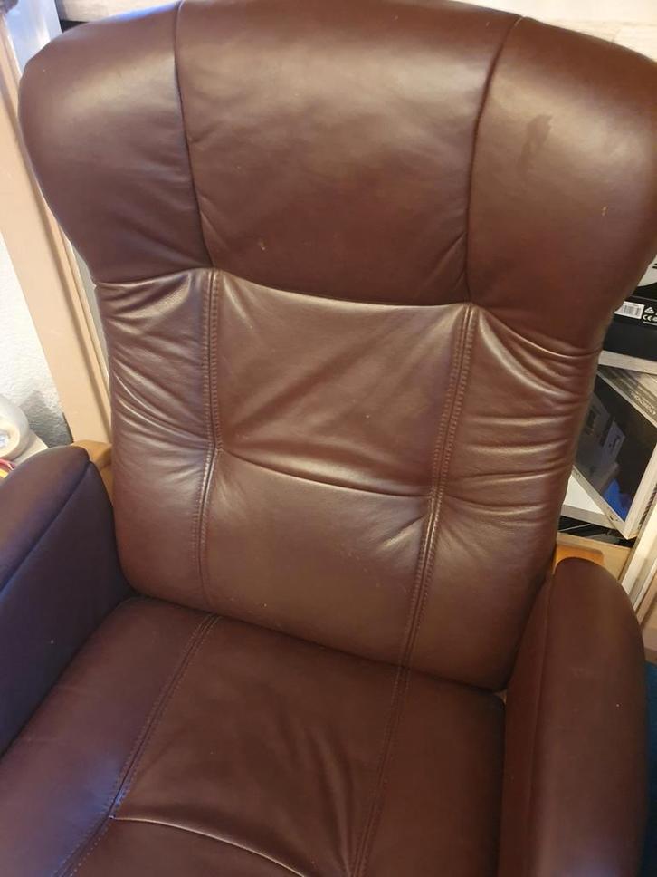 Comfortabele eenpersoons zitbank, Huis en Inrichting, Fauteuils, Gebruikt, Hout, Leer, 75 tot 100 cm, 75 tot 100 cm, Ophalen of Verzenden