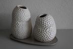 SALE WOONACCESSOIRES/ 2 vaasjes ecru / NIEUWSTAAT, Huis en Inrichting, Woonaccessoires | Vazen, Overige kleuren, Ophalen of Verzenden