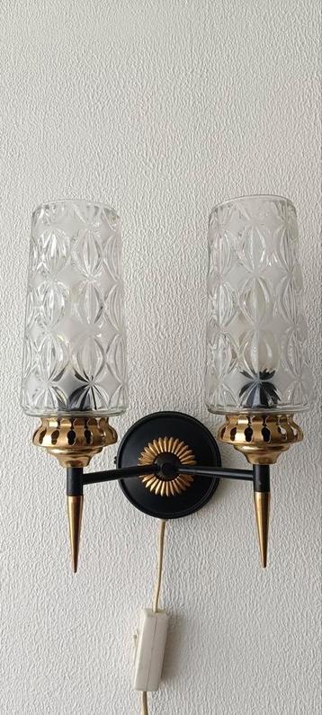 Vintage Wandlamp met Glazen Kappen beschikbaar voor biedingen