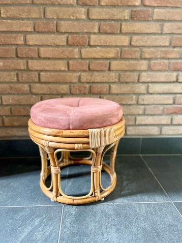 Vintage rotan krukje met roze gecaptionneerd kussen beschikbaar voor biedingen