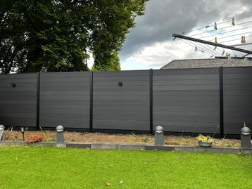 20,6 meter composiet schutting zwart met tuinpalen beschikbaar voor biedingen