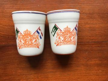 2 herinneringsmokjes 1955 10e bevrijdingsdag beschikbaar voor biedingen