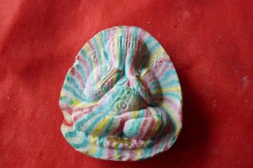 Thaise amulet - Pid Taa steen regenboog kleurig 4 bij 3,5  beschikbaar voor biedingen
