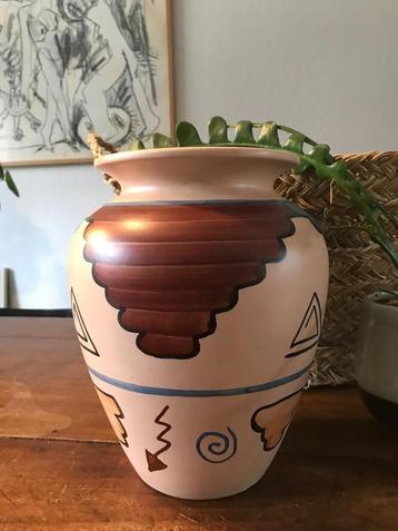 Aparte grote vaas mat beige keramiek met abstracte figuren beschikbaar voor biedingen